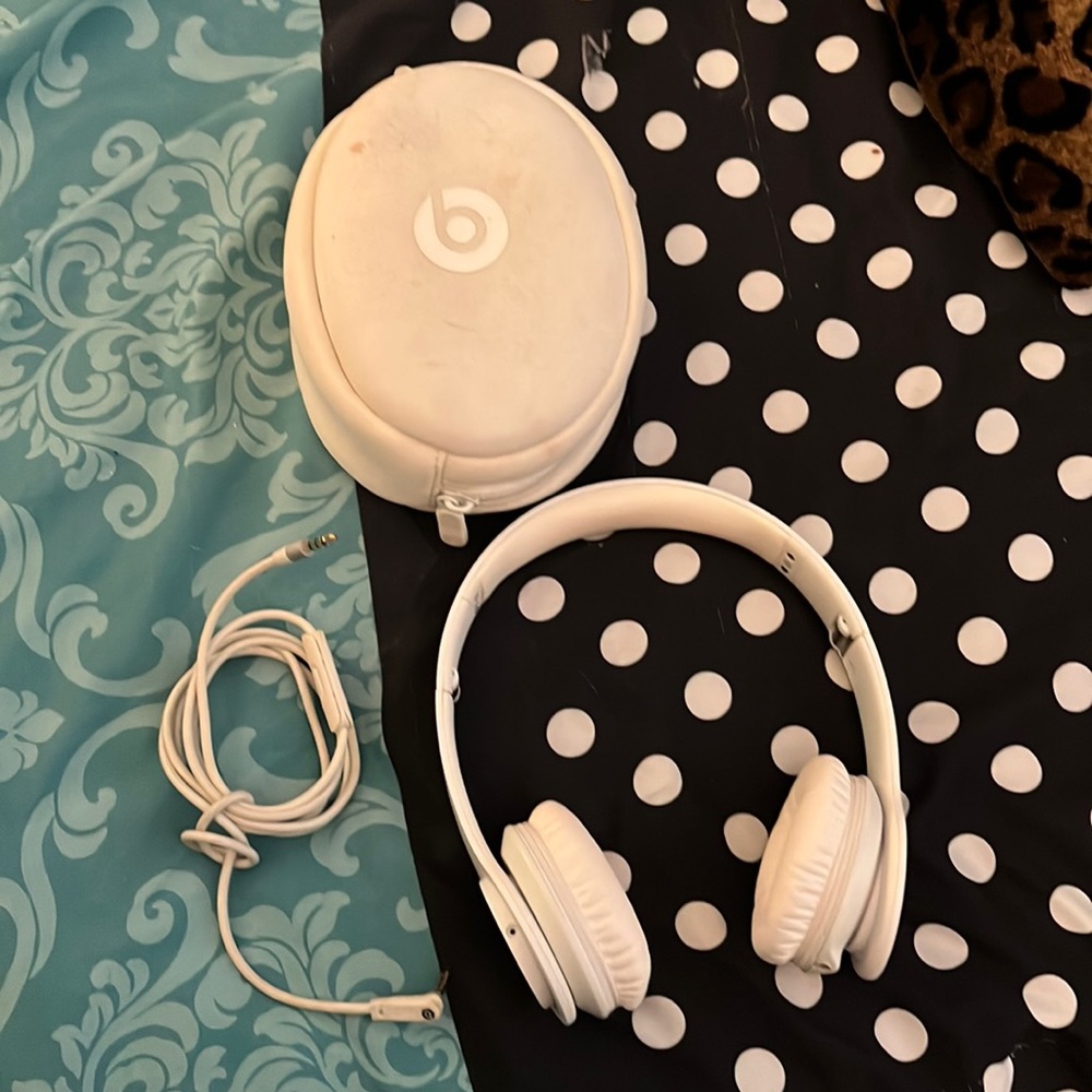 Beats Solo Hd with cord and case.